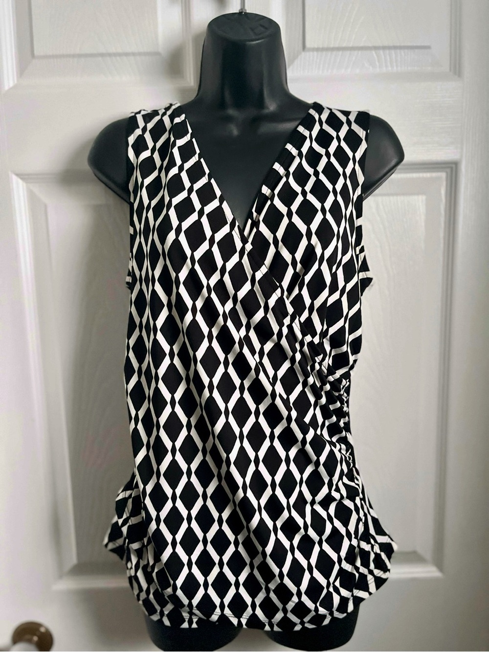 Jules & Leopold Top Black & White Geometric Sleeveless Wrap Medium V-Neck
